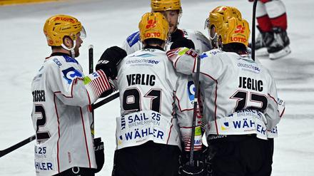 Die Fischtown Pinguins aus Bremerhaven freuen sich im vierten Viertelfinale gegen Köln über den ersten Erfolg.