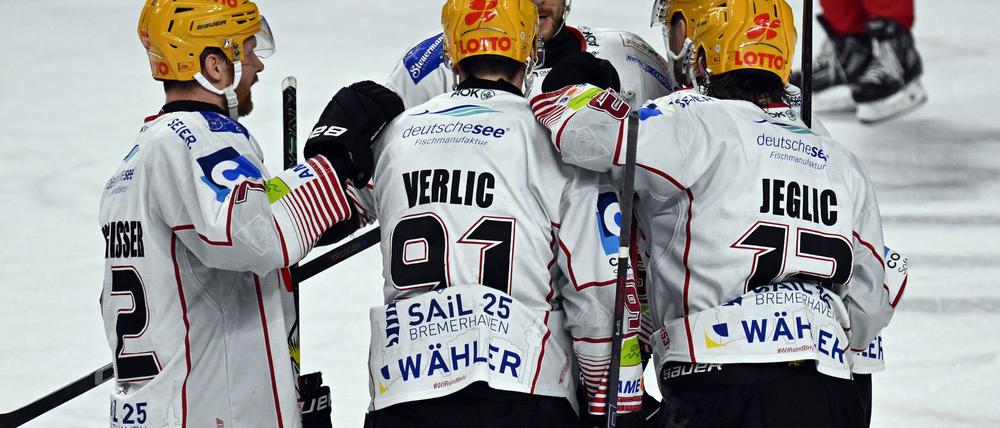 Die Fischtown Pinguins aus Bremerhaven freuen sich im vierten Viertelfinale gegen Köln über den ersten Erfolg.