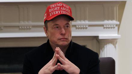 Musk mit Pro-Trump-Kappe.