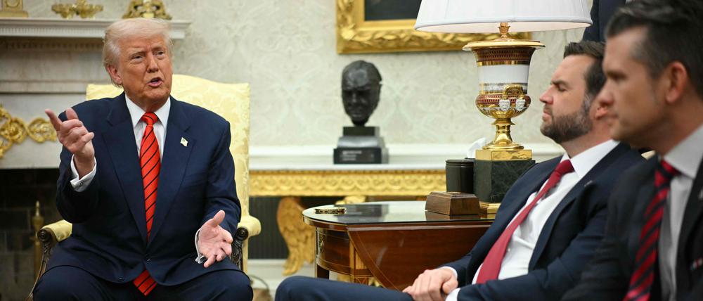 US-Präsident Donald Trump spricht zur Presse, während er sich mit NATO-Generalsekretär Mark Rutte im Oval Office des Weißen Hauses in Washington, DC, am 13. März 2025 trifft, sitzend von links nach rechts sind Vizepräsident JD Vance, Verteidigungsminister Pete Hegseth.