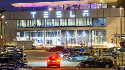 Mit den Neuzulassungen geht es bei Tesla steil bergab. 