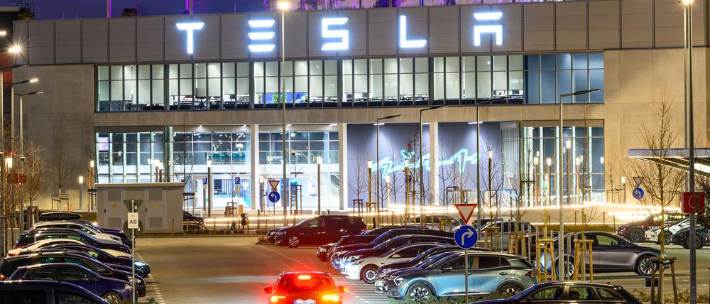 Mit den Neuzulassungen geht es bei Tesla steil bergab.