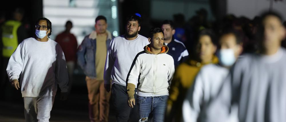 Aus den Vereinigten Staaten abgeschobene venezolanische Migranten kommen am internationalen Flughafen Simon Bolivar in Maiquetia an.