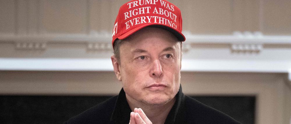 „Trump hatte mit allem recht“ steht auf der Kappe, die Elon Musk im Weißen Haus trägt.