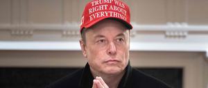 „Trump hatte mit allem recht“ steht auf der Kappe, die Elon Musk im Weißen Haus trägt.