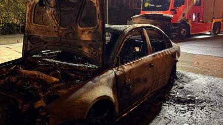 Die Täter zündeten eines ihrer beiden Autos an und flohen. 
