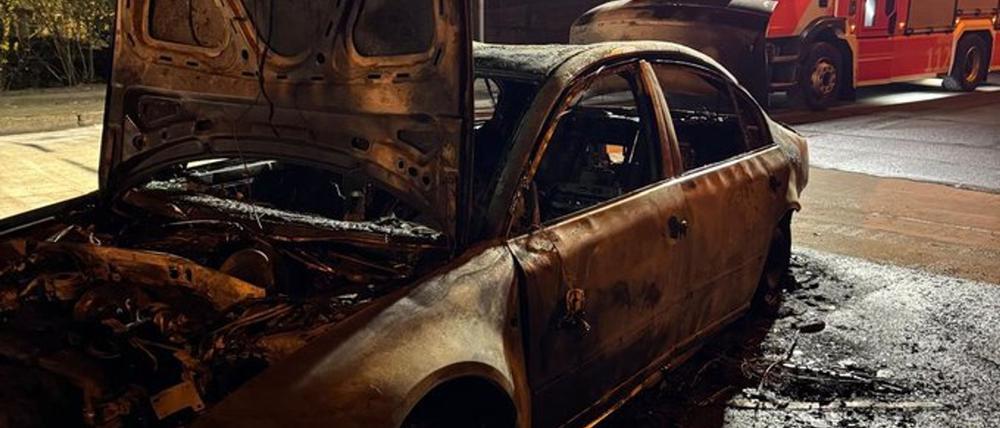 Die Täter zündeten eines ihrer beiden Autos an und flohen.