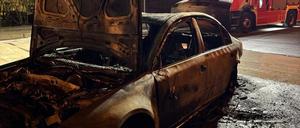 Die Täter zündeten eines ihrer beiden Autos an und flohen.