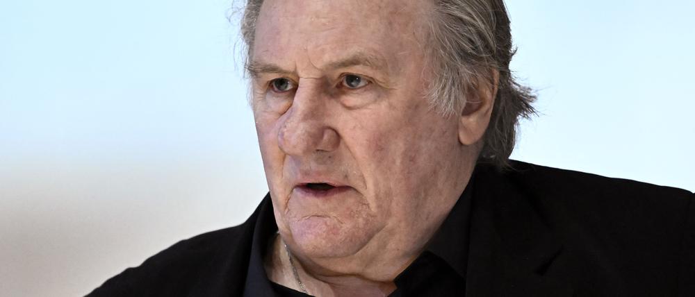 Der französische Superstar Gérard Depardieu streitet vor Gericht alle Vorwürfe des sexuellen Missbrauchs ab.