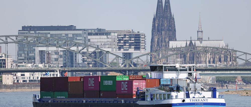 Die deutsche Binnenschifffahrt transportiert etwas mehr Güter, bleibt aber auf niedrigem Niveau (Archivbild)