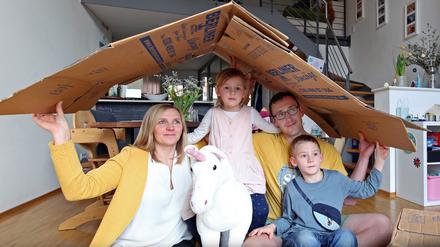 Suchten eine neue Wohnung: Annett und Alexander Jäck mit ihren beiden Kindern.