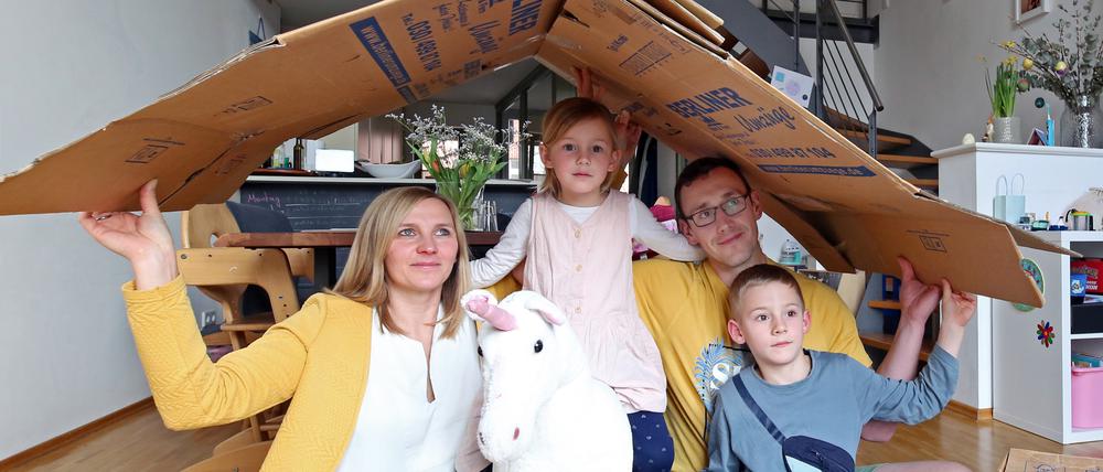 Suchten eine neue Wohnung: Annett und Alexander Jäck mit ihren beiden Kindern.