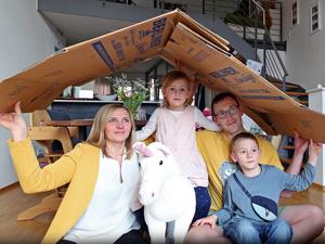Suchten eine neue Wohnung: Annett und Alexander Jäck mit ihren beiden Kindern.