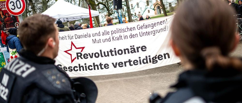 Rund 50 Unterstützer von Daniela Klette haben sich vor dem Gerichtsgebäude versammelt.
