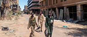 Bei einem Luftangriff der sudanesischen Armee auf einen Markt im Westen des Sudan sind nach Angaben von Aktivisten „hunderte Zivilisten“ getötet worden.