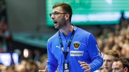Jaron Siewert, Trainer der Füchse Berlin, warnt sein Team vor der Stimmung in Polen.