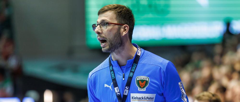 Jaron Siewert, Trainer der Füchse Berlin, warnt sein Team vor der Stimmung in Polen.