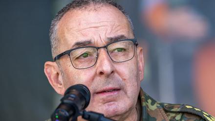 Dass der Generalinspekteur der Bundeswehr, General Carsten Breuer, bei einer Sicherheitstagung von Verfassungsschutz und Wirtschaftsvertretern spricht, zeigt, dass innere und äußere Sicherheit heute nicht mehr getrennt betrachtet werden. (Archivfoto)
