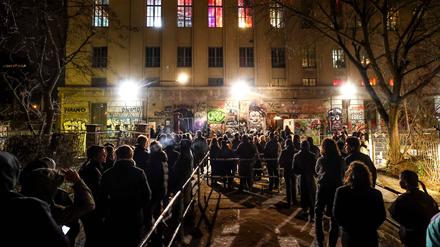 Die Schlange vor dem Berghain. Die Forscher durften in einem Club selbst zuschauen, wie die Türsteher entscheiden.