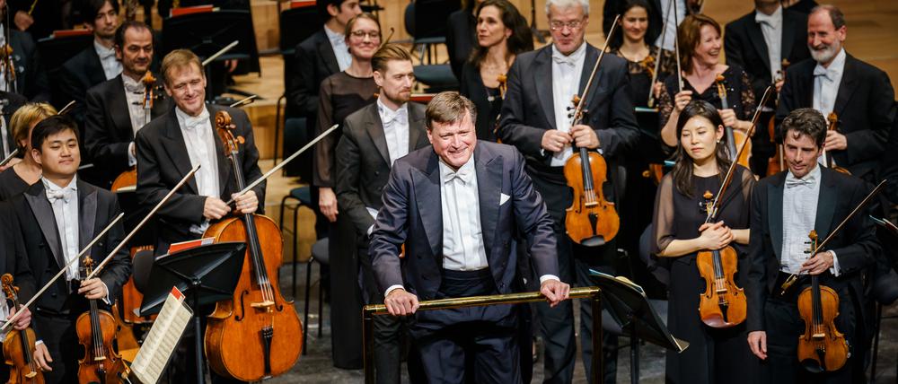 Virtuose Fahrgemeinschaft: Die Staatskapelle Berlin mit ihrem Generalmusikdirektor Christian Thielemann am 24. März 2025 in der Staatsoper.