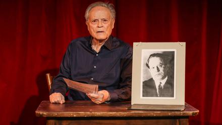 Bert Oberdorfer, Schauspieler, rezitiert im Theater im Bauturm Kurt Tucholsky. Oberdorfer tritt regelmäßig mit einer Tucholsky-Revue auf. 