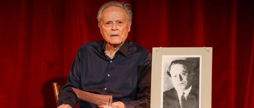 Bert Oberdorfer, Schauspieler, rezitiert im Theater im Bauturm Kurt Tucholsky. Oberdorfer tritt regelmäßig mit einer Tucholsky-Revue auf.