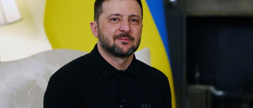 Der ukrainische Präsident Wolodymyr Selenskyj hat Moskaus Kritik auf sich gezogen, weil er sich vor einem Bild mit einem brennenden Kreml fotografieren ließ. (Archivbild)