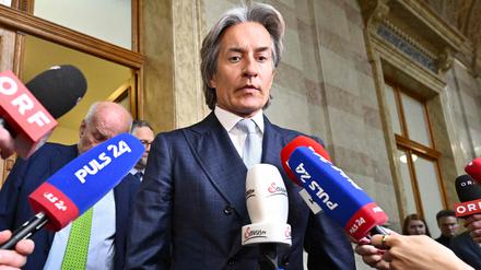 Der ehemalige österreichische Finanzminister Karl-Heinz Grasser muss wegen Bestechlichkeit rund um den Verkauf von staatlichen Immobilien für vier Jahre ins Gefängnis.