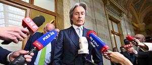 Der ehemalige österreichische Finanzminister Karl-Heinz Grasser muss wegen Bestechlichkeit rund um den Verkauf von staatlichen Immobilien für vier Jahre ins Gefängnis.
