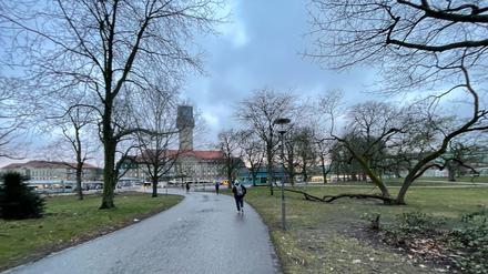 Münsingerpark mit Blick auf Rathaus Berlin-Spandau (manche nennen ihn auch Münsinger Park). 