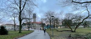 Münsingerpark mit Blick auf Rathaus Berlin-Spandau (manche nennen ihn auch Münsinger Park). 