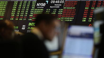 Menschen arbeiten auf dem Parkett an der New Yorker Börse.