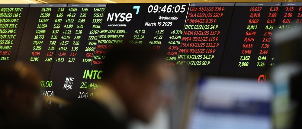 Menschen arbeiten auf dem Parkett an der New Yorker Börse.