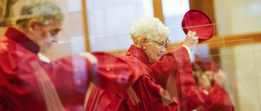 Die Amtszeit von Doris König, Vorsitzende des Zweiten Senats des Bundesverfassungsgerichts, ist zum Beginn dieses Monats abgelaufen. Zwei weitere Sitze sind schon oder werden absehbar vakant. 