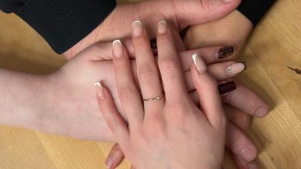 Pflegefamilie in Berlin-Lichterfelde: Eltern und Kind mussten viele Hürden überwinden, die neue Tochter hatte Wutanfälle, körperliche Nähe hielt sie nur schwer aus. Jetzt ist sie 19 Jahre alt, hat eine Ausbildungsstelle und zieht im April in eine eigene Wohnung.