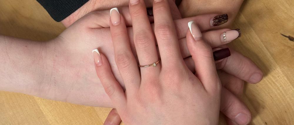 Pflegefamilie in Berlin-Lichterfelde: Eltern und Kind mussten viele Hürden überwinden, die neue Tochter hatte Wutanfälle, körperliche Nähe hielt sie nur schwer aus. Jetzt ist sie 19 Jahre alt, hat eine Ausbildungsstelle und zieht im April in eine eigene Wohnung.