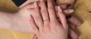 Pflegefamilie in Berlin-Lichterfelde: Eltern und Kind mussten viele Hürden überwinden, die neue Tochter hatte Wutanfälle, körperliche Nähe hielt sie nur schwer aus. Jetzt ist sie 19 Jahre alt, hat eine Ausbildungsstelle und zieht im April in eine eigene Wohnung.