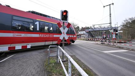 Der Bahnübergang in Potsdam-Rehbrücke ist für zwei Wochen voll gesperrt.
