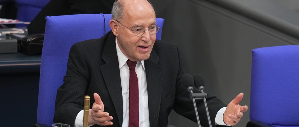 Alterspräsident Gregor Gysi (Die Linke) gestikuliert bei der konstituierenden Sitzung des neuen Bundestags.