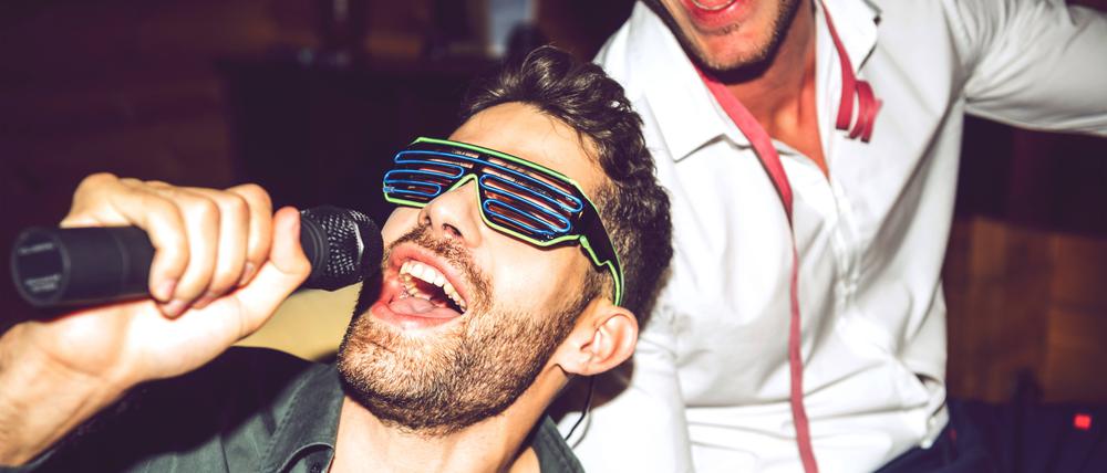 Der perfekte Karaoke-Song ist einer, den alle irgendwie kennen, ohne bereits genervt von ihm zu sein.