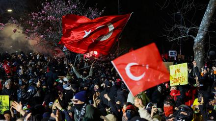Erdogan spricht über die Protestierenden als „Straßen-Terroristen“.