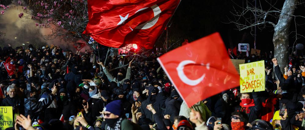 Erdogan spricht über die Protestierenden als „Straßen-Terroristen“.