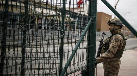 Türkische Soldaten stehen vor dem Gefängniskomplex, in dem Deniz Yücel, ein türkisch-deutscher Journalist, mehr als ein Jahr in der Türkei inhaftiert war. 