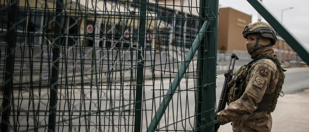 Türkische Soldaten stehen vor dem Gefängniskomplex, in dem Deniz Yücel, ein türkisch-deutscher Journalist, mehr als ein Jahr in der Türkei inhaftiert war.
