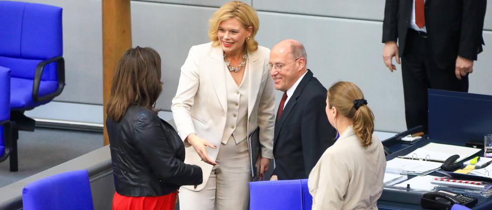 Erst hat Alterspräsident Gregor Gysi von der Linkspartei die Sitzung geleitet, ehe die frisch gewählte Bundestagspräsidentin Julia Klöckner von der CDU die Aufgabe übernahm.