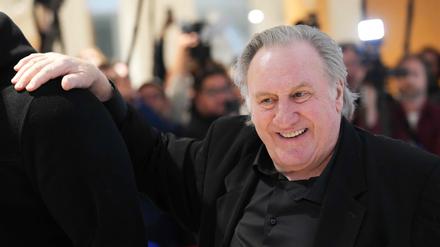 Gérard Depardieu stützt sich beim Verlassen des Gerichtssaals ab – der 150 Kilogramm schwere Schauspieler wirkte unsicher beim Gehen.