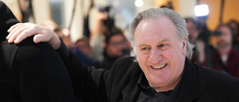 Gérard Depardieu stützt sich beim Verlassen des Gerichtssaals ab – der 150 Kilogramm schwere Schauspieler wirkte unsicher beim Gehen.