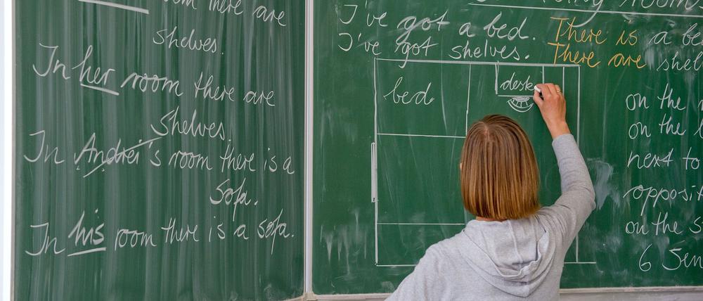 In Brandenburg müssen Lehrerinnen und Lehrer bald möglicherweise eine Pflichtstunde mehr arbeiten. (Symbolbild)