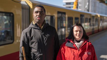 Sabrina Schwericke arbeitet, finanziert durch das Solidarische Grundeinkommen, seit beinahe fünf Jahren für den VBB-Begleitservice. Dort hilft sie mobilitätseingeschränkten Menschen wie dem blinden Abbas Yalahow, die Berliner Öffis zu nutzen.