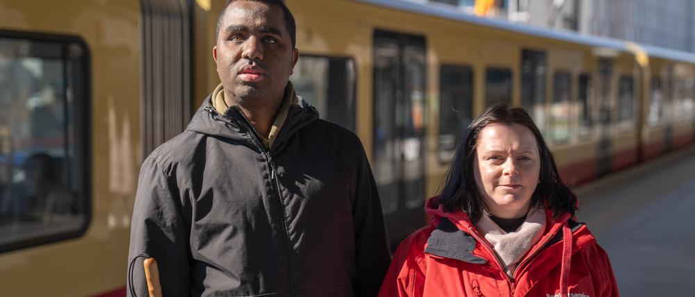 Sabrina Schwericke arbeitet, finanziert durch das Solidarische Grundeinkommen, seit beinahe fünf Jahren für den VBB-Begleitservice. Dort hilft sie mobilitätseingeschränkten Menschen wie dem blinden Abbas Yalahow, die Berliner Öffis zu nutzen.
